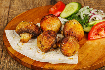 Grilled champignon with fresh vegetables