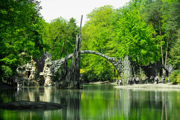Pont Rakotz avec colonnes de basalte dans le parc Rhododendron Kromlau Pentecôte 2021
