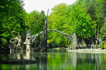 Photo sur Plexiglas Le Rakotzbrücke Pont Rakotz avec colonnes de basalte dans le parc Rhododendron Kromlau Pentecôte 2021