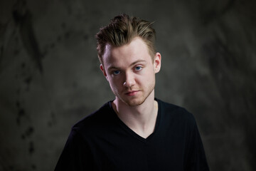 Obraz premium Portrait of a young caucasian man on a gray background