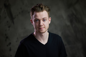 Obraz premium Portrait of a young caucasian man on a gray background