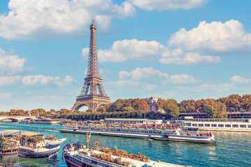 Fototapeta na wymiar Eiffel tower in Paris city