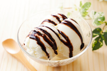 チョコレートソースをかけたミルクアイス Chocolate sauce and milk ice cream