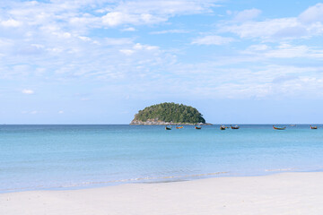 Obraz premium longtail boat at kata beach, morning sunrise Phuket, Thailand