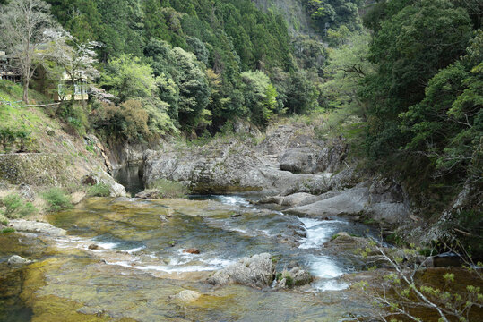 湯谷温泉の近くを流れる川