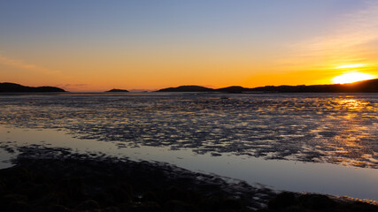 Obraz premium Golden winter sunset over Kirkcudbright Bay mudflats and the Dee estuary