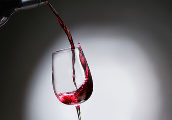  Wein Fließt aus Weinflasche