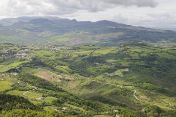 Fototapeta na wymiar Vue panoramique sur la région des Marches en Italie