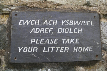 A bilingual Welsh anti litter sign in Gwynedd, Wales, UK. 