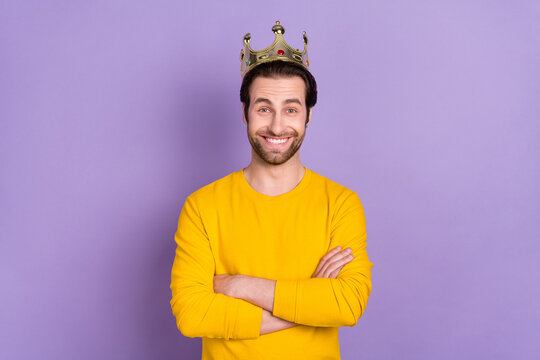 Photo portrait bearded man wearing golden crown smiling folded hands isolated pastel violet color background