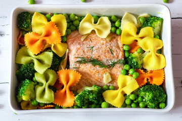 Sałatka z łososiem, kolorowym makaronem i zielonymi warzywami