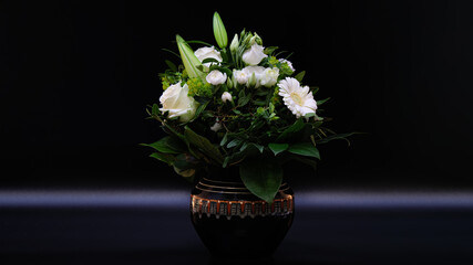 Fototapeta na wymiar Strauss mit weißen Blüten (Roden, Gerbera u.a.)