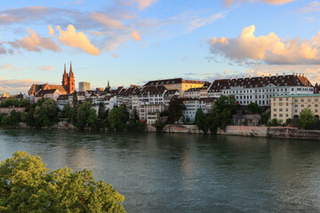 Obraz premium Abendstimmung in Basel am Rhein; Blick zur Grossbasler Altstadt mit Münster