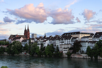 Obraz premium Abendstimmung in Basel; Blick über den Rhein zum Grossbasler Ufer mit Münster