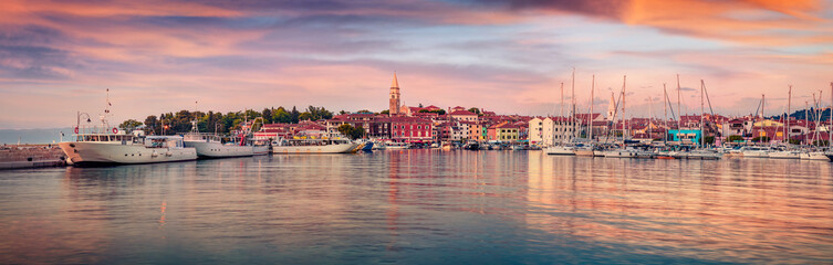 Obraz premium Panoramic evening cityscape of old fishing town Isola. Amazing spring seascape of Adriatic Sea. Beautiful outdoor scene of Slovenia, Europe. Traveling concept background.