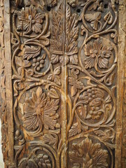 Une vieille porte sculptée dans la ville de Jérusalem