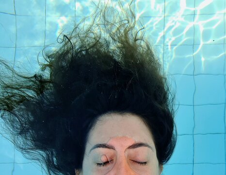 Underwater bathtub girls