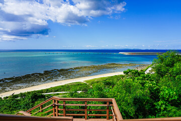 沖縄の青い海、瀬長島展望台から那覇空港の滑走路（進入灯）