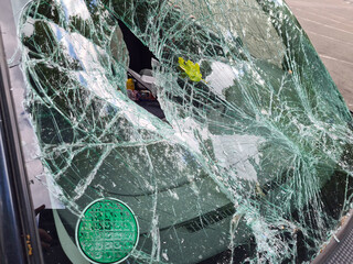 kaputte windschutzscheibe von einem auto nach einem unfall