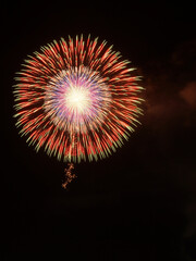 オレンジ色系の一発の大きな打ち上げ花火