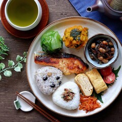 日本の朝食を和食プレートに