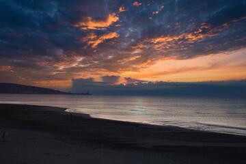 Obraz premium wonderul sunset at the beach in summertime