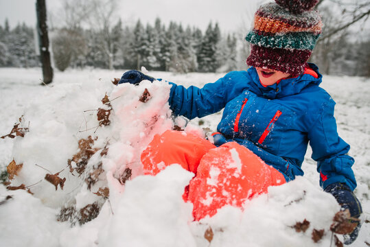 Canada, Ontario, Boy playing in snow