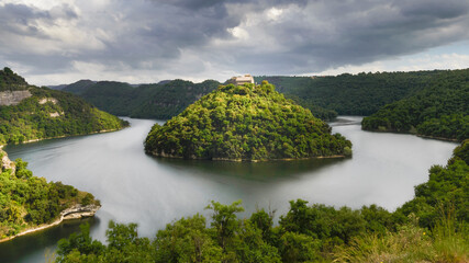 Meandro del rio Ter en Les Maties de Roda con el monasterio de Sant Pere de Casserres al centro, Osona ; Cataluña, España