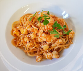 Spaghetti con sugo di pesce, seppie, gamberi e prezzemolo