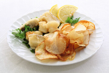 Traditional fried fish and chips (ph. Archivio Collection)