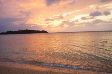 Obraz premium Koki beach at sunset in Okinawa, Japan - 幸喜ビーチの夕日 沖縄 日本 