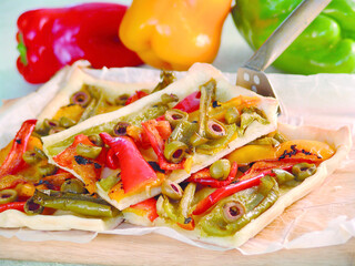 Focaccia with sweet peppers and olives (ph. Archivio Collection)