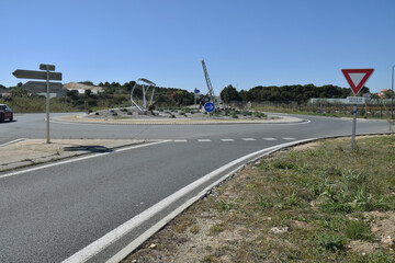 Naklejka premium Pond-point giratoire en bas de Leucate village, Aude.