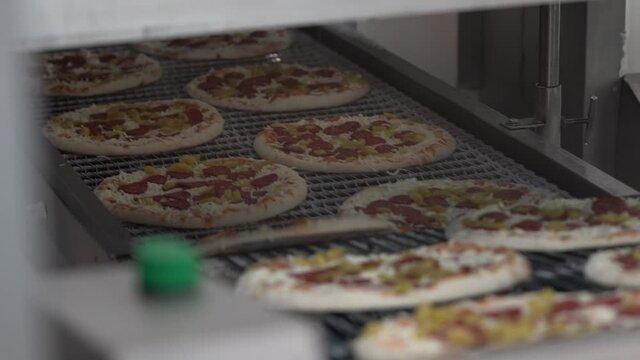 Deep frozen pizza production