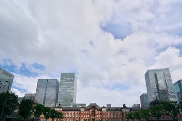 東京駅界隈の夏の空