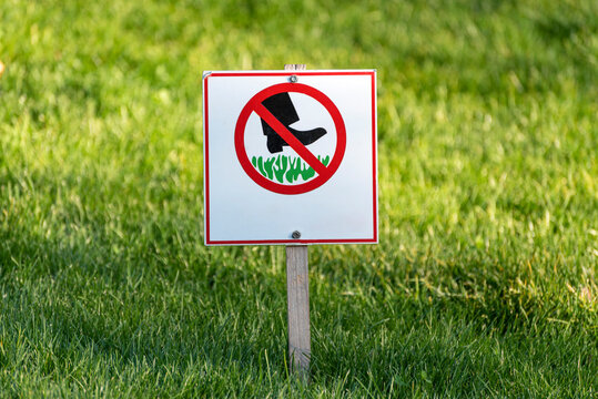 Sign Do not step on grass. Prohibition sign on the lawn. Sign prohibiting walking on the grass