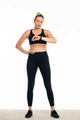 Obraz premium Young sporty woman at studio