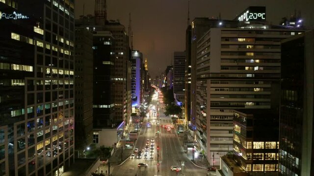 Imagem noturna da Avenida Paulista em S&atilde;o Paulo feito com Drone em 4K