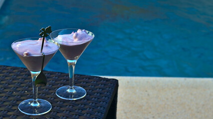 copas de helado en la piscina