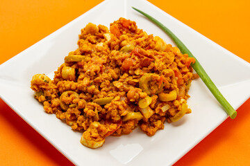 Um prato branco com uma porção de proteína de soja pronta para o consumo.