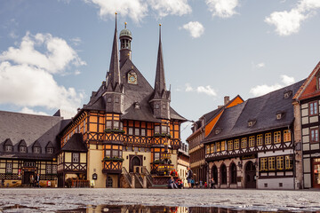 Stadt Wernigerode mit Rathaus bei schönem Wetter