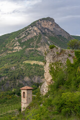 Rocher du Bramard et ancienne église du vieux village de Sahune dans la Drôme Provençale