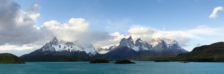 paisagem panorâmica da famosa cordilheira do parque nacional Torres del Paine que inclui a colina Paine Grande, Cuernos del Paine e o Monte Almirante Nieto e abaixo do lago Pehoe com suas aguas turque
