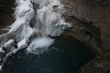 Naklejka premium Canyon Winter Lake Snow