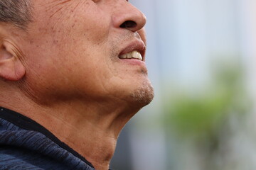 男性の横顔、コピースペース