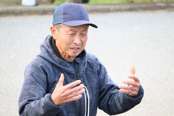 話し合い、熱弁する男性　取材を受ける男性