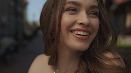 Obraz premium close up of happy young woman smiling outside.