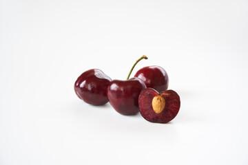 ダークチェリーを白バックで