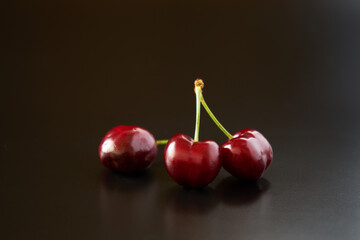 ダークチェリーを黒バックで