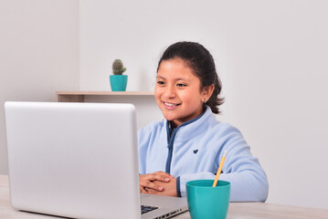 Niña latina estudiando